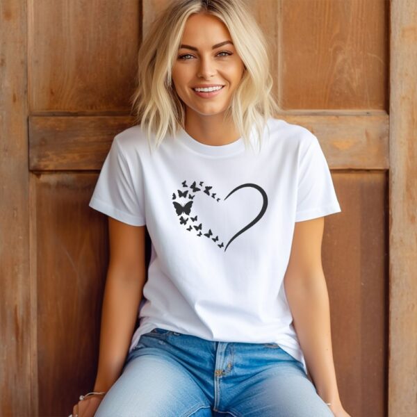 Camiseta de mujer clásica Premium Corazón con Mariposas - Imagen 4