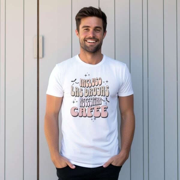 Camiseta de hombre clásica Premium Incluso las Brujas Necesitan Café - Imagen 5
