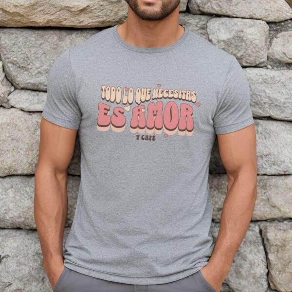 Camiseta de hombre clásica Premium Todo lo que necesitas es amor y café - Imagen 6