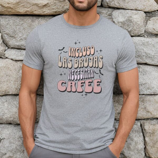 Camiseta de hombre clásica Premium Incluso las Brujas Necesitan Café - Imagen 4