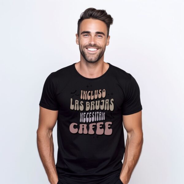 Camiseta de hombre clásica Premium Incluso las Brujas Necesitan Café - Imagen 3