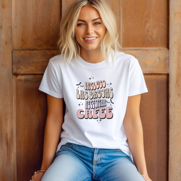 Camiseta de mujer clásica Premium Incluso las Brujas Necesitan Café - Imagen 8