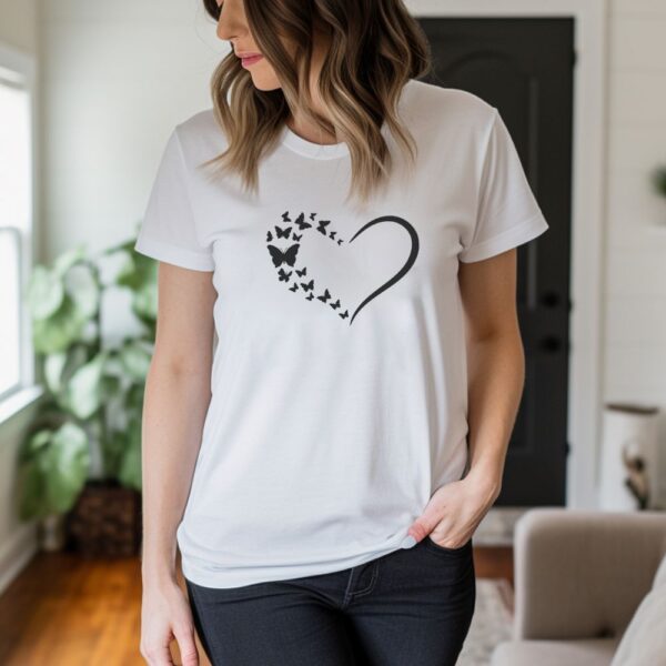 Camiseta de mujer clásica Premium Corazón con Mariposas - Imagen 2