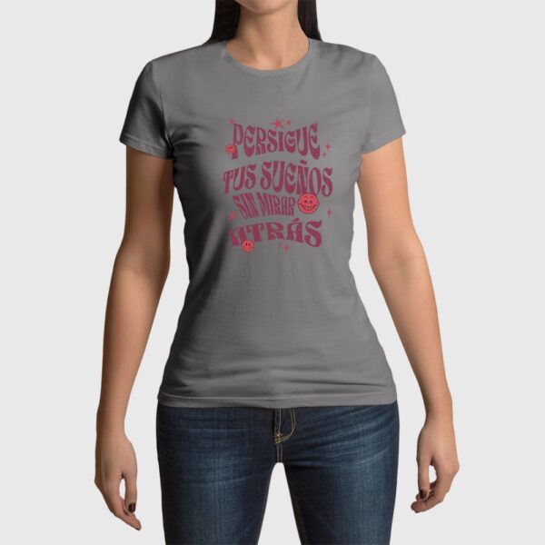 Camiseta de mujer clásica Premium Persigue Tus Sueños sin mirar atrás - Imagen 6