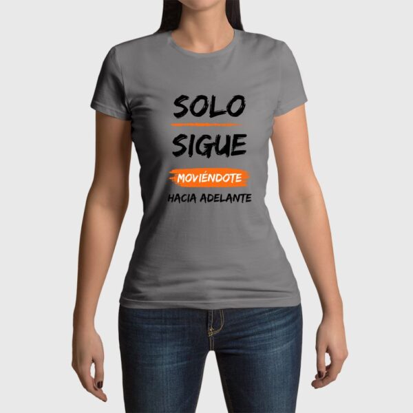 Camiseta de mujer clásica Premium Sólo Sigue Moviéndote hacia Adelante - Imagen 6