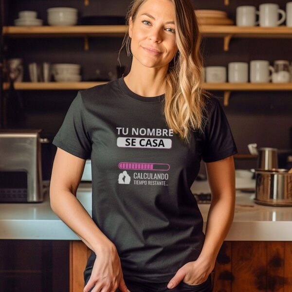 Camiseta de mujer clásica Premium Se casa calculando tiempo restante - Imagen 5