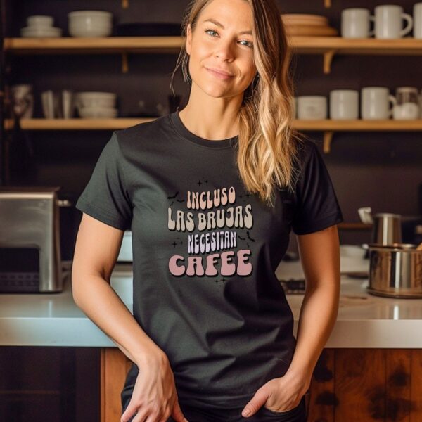 Camiseta de mujer clásica Premium Incluso las Brujas Necesitan Café - Imagen 6