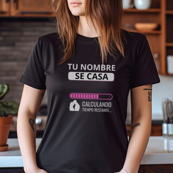 Camiseta de mujer clásica Premium Se casa calculando tiempo restante - Imagen 4