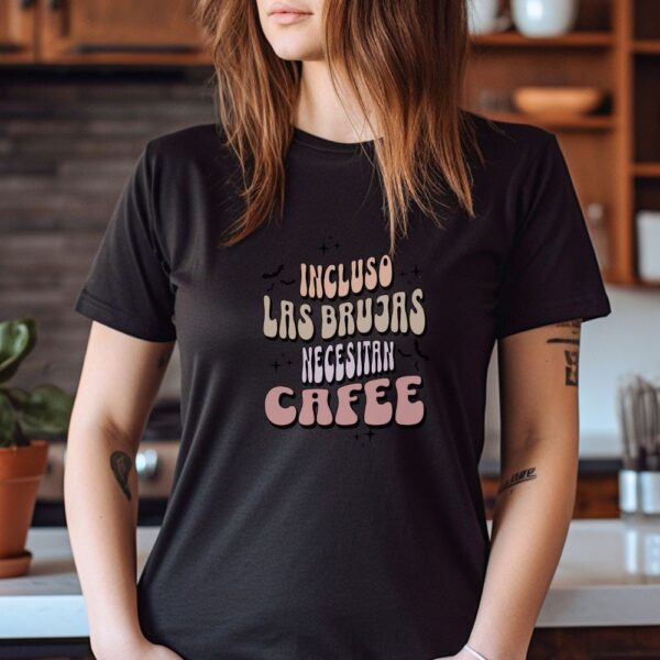 Camiseta de mujer clásica Premium Incluso las Brujas Necesitan Café - Imagen 5