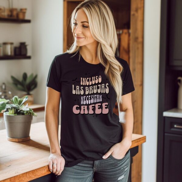 Camiseta de mujer clásica Premium Incluso las Brujas Necesitan Café - Imagen 4