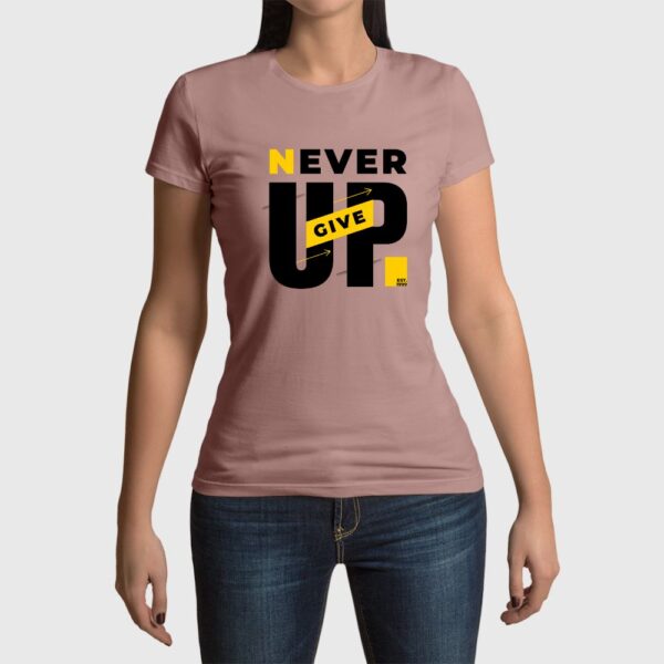 Camiseta de mujer clásica Premium Never Give Up - Imagen 3