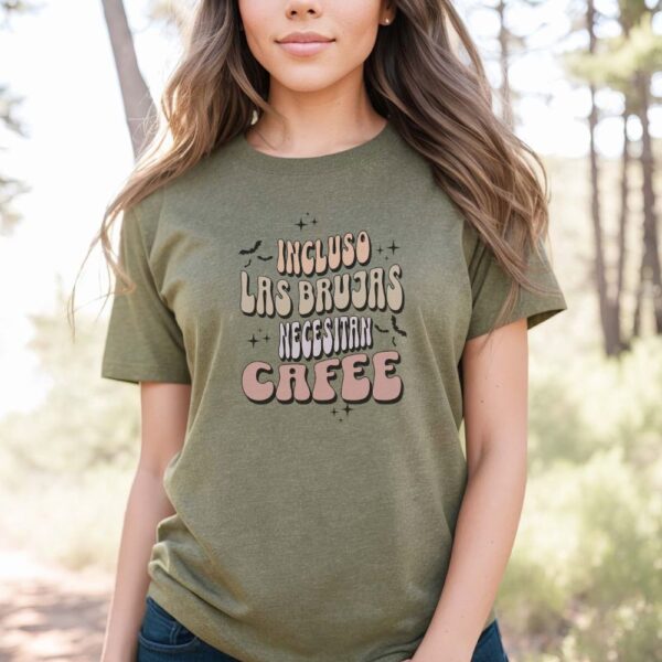 Camiseta de mujer clásica Premium Incluso las Brujas Necesitan Café