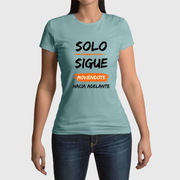 Camiseta de mujer clásica Premium Sólo Sigue Moviéndote hacia Adelante - Imagen 2